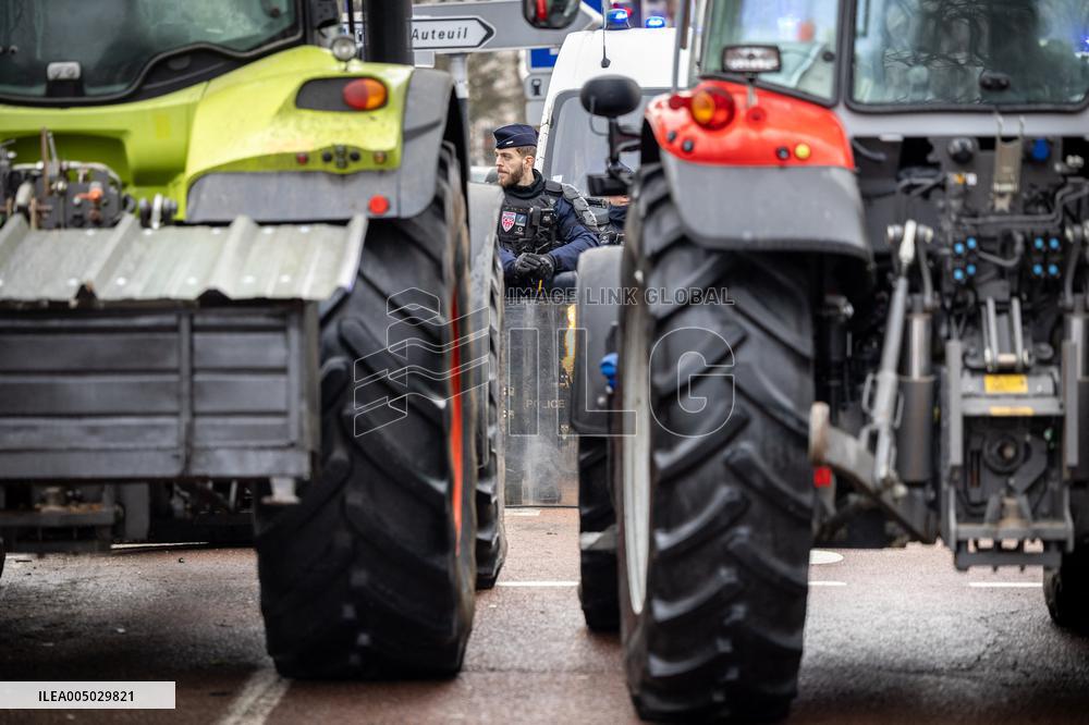 Several Dozen Farmers From The Coordination Rurale At Porte d Auteuil - Paris