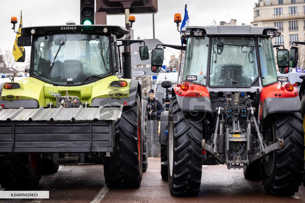 Several Dozen Farmers From The Coordination Rurale At Porte d Auteuil - Paris