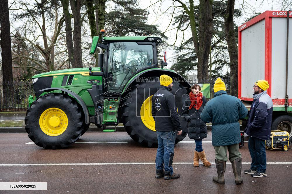 Several Dozen Farmers From The Coordination Rurale At Porte d Auteuil - Paris