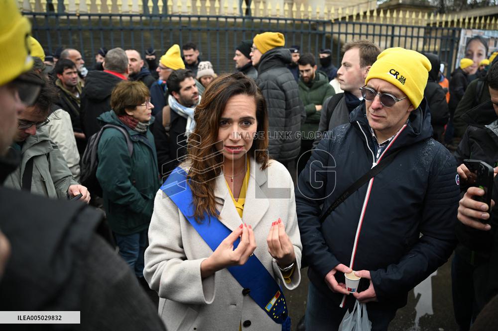Sarah Knafo At Farmers Protest - Paris