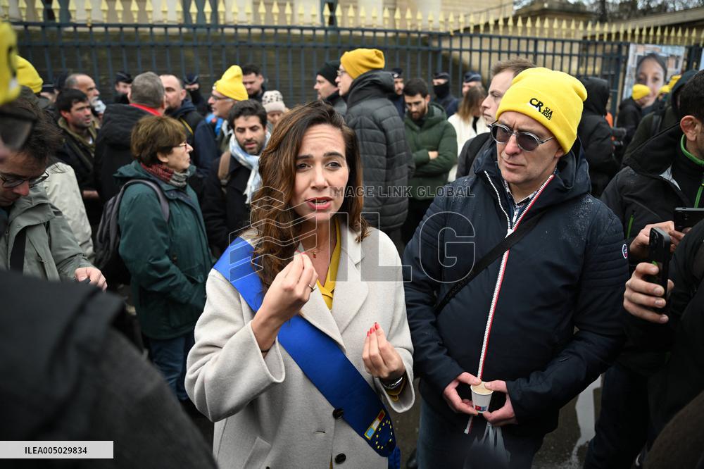 Sarah Knafo At Farmers Protest - Paris