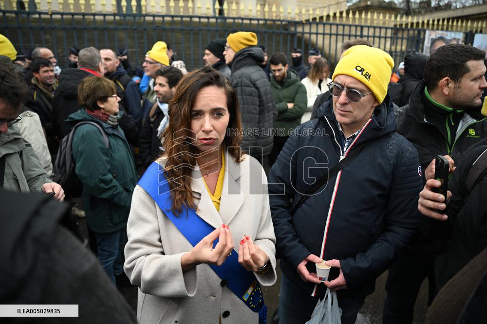 Sarah Knafo At Farmers Protest - Paris