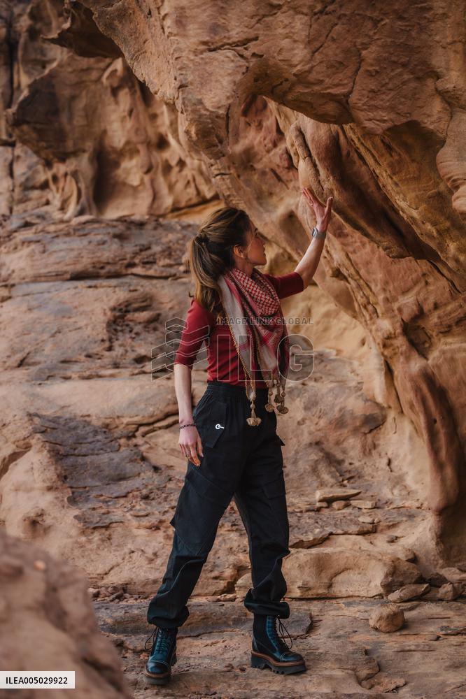 Queen Rania of Jordan Tours Wadi Rum - Jordan