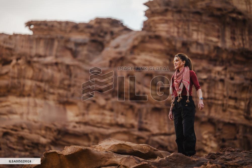 Queen Rania of Jordan Tours Wadi Rum - Jordan