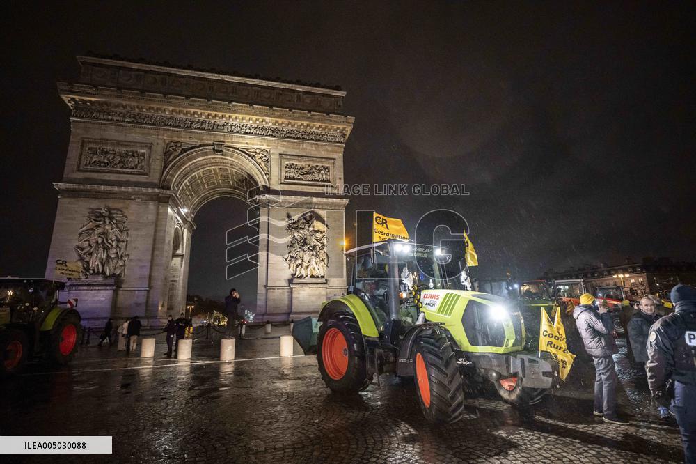 French farmers leaves Paris