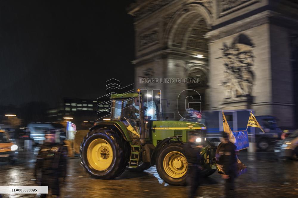 French farmers leaves Paris