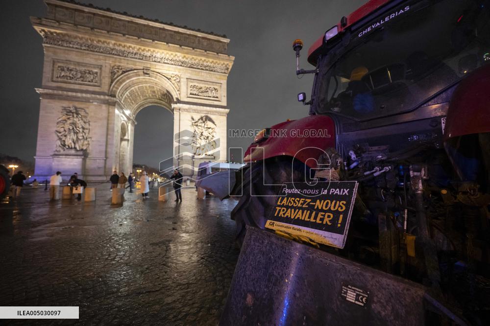 French farmers leaves Paris