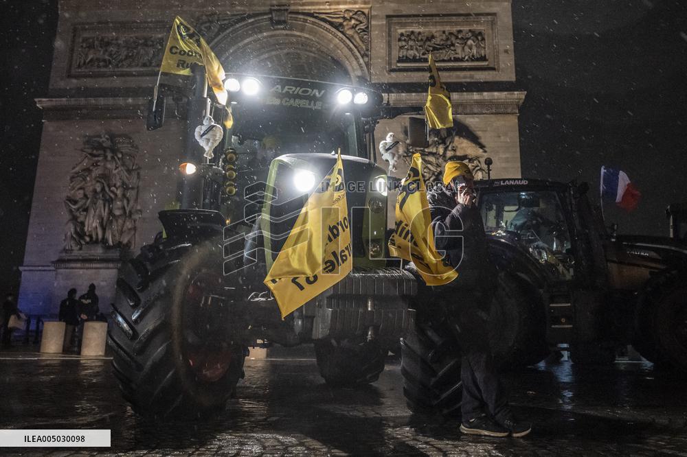 French farmers leaves Paris