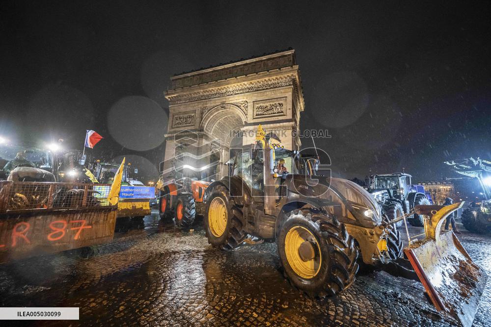 French farmers leaves Paris