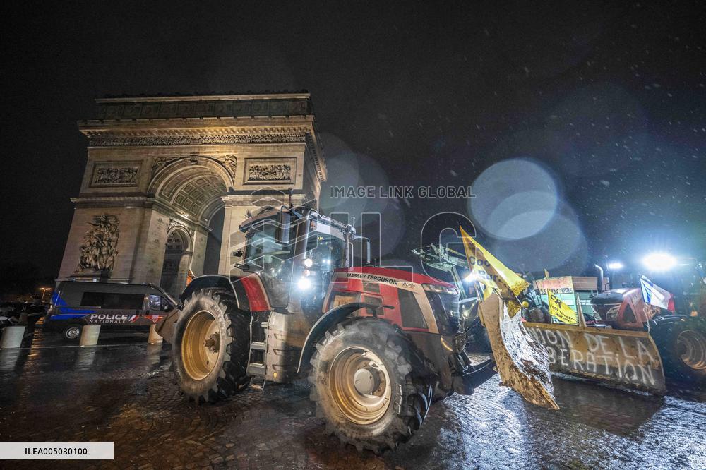 French farmers leaves Paris