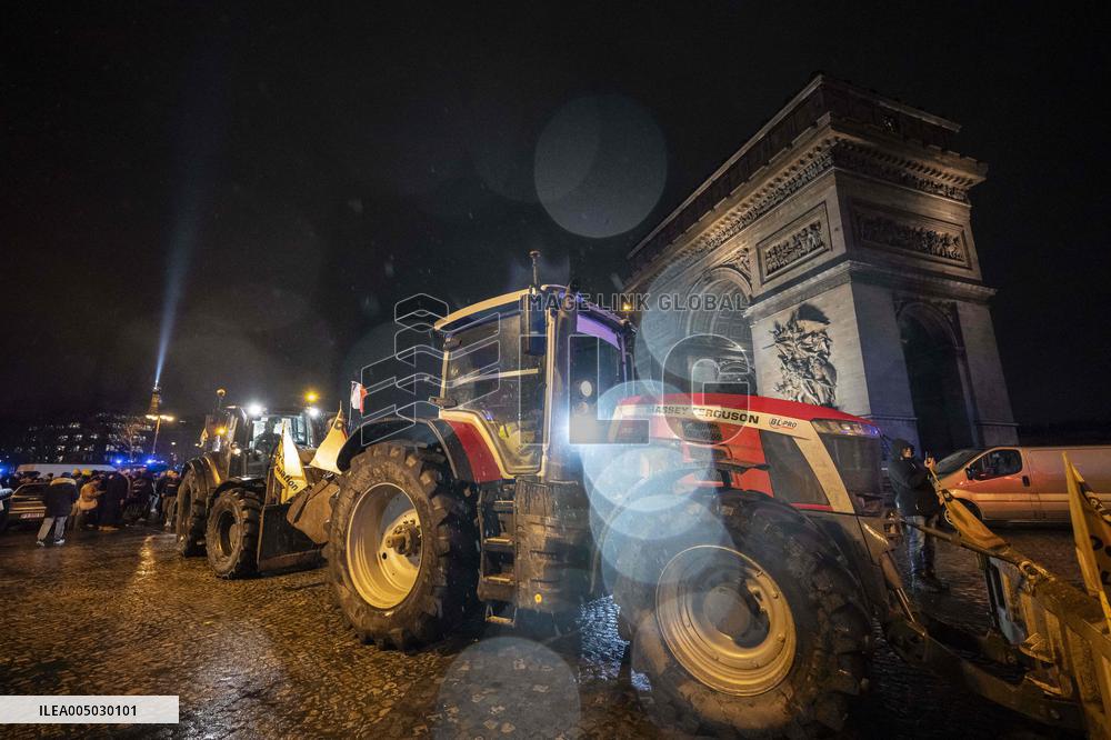 French farmers leaves Paris