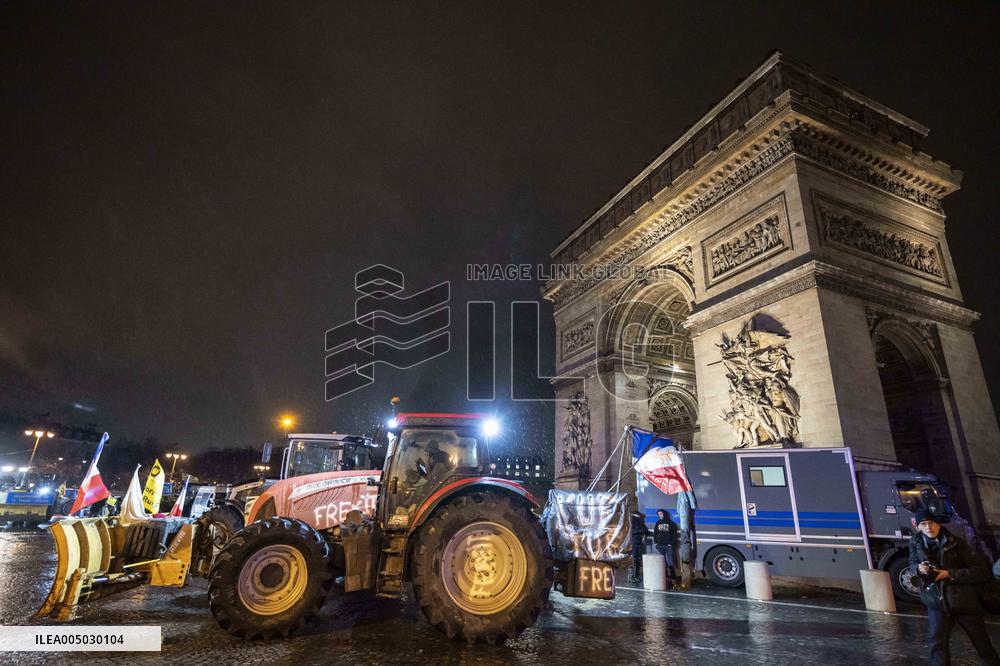 French farmers leaves Paris