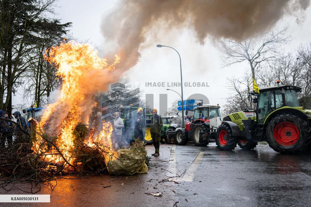 Several Dozen Farmers From The Coordination Rurale At Porte d Auteuil - Paris AJ