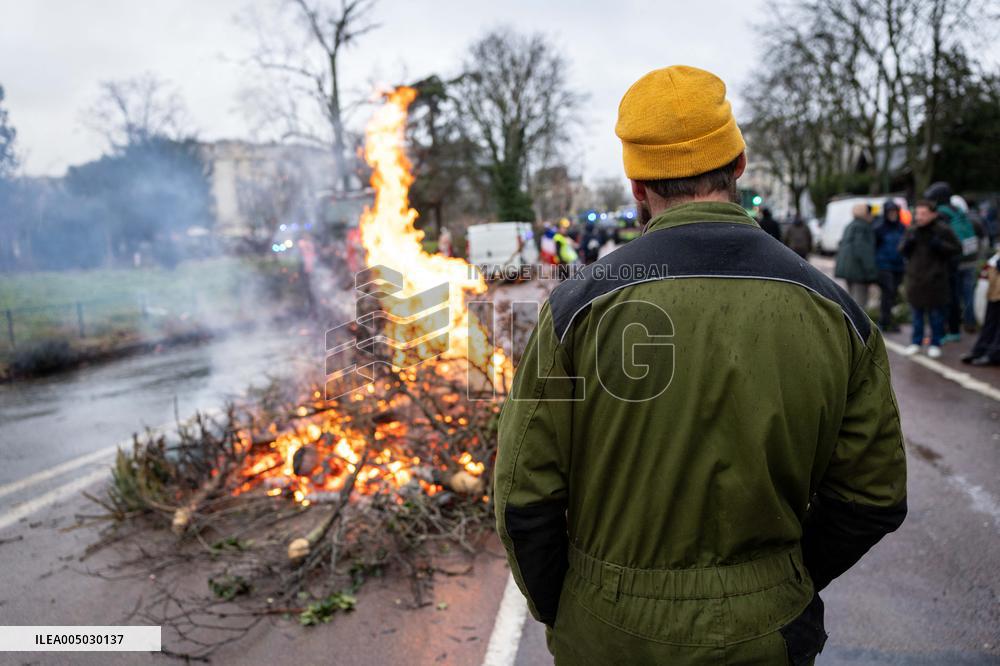 Several Dozen Farmers From The Coordination Rurale At Porte d Auteuil - Paris AJ