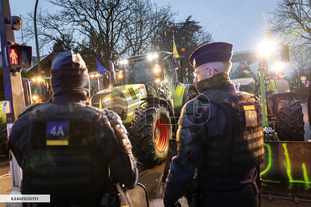 Several Dozen Farmers From The Coordination Rurale At Porte d Auteuil - Paris AJ