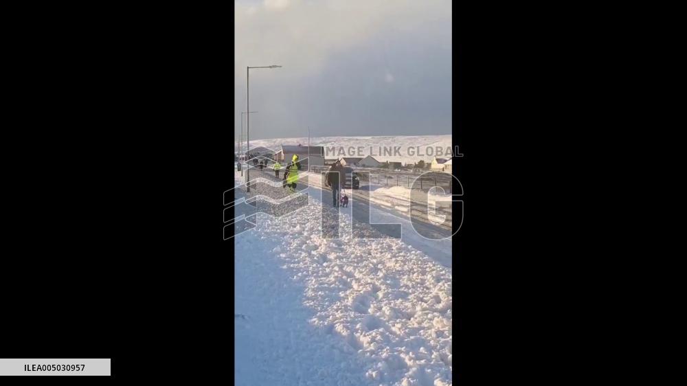 UK: Snow and Ice Warnings Blanket Country, Disrupt Travel and Schools 7