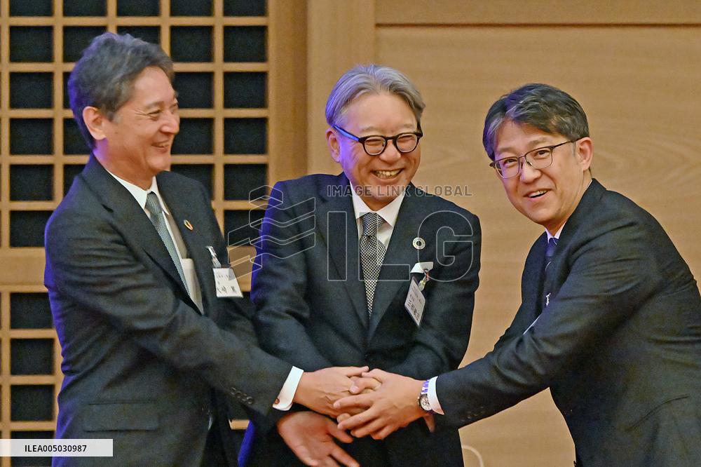 Automotive Industry Five-Group New Year's Greetings Exchange