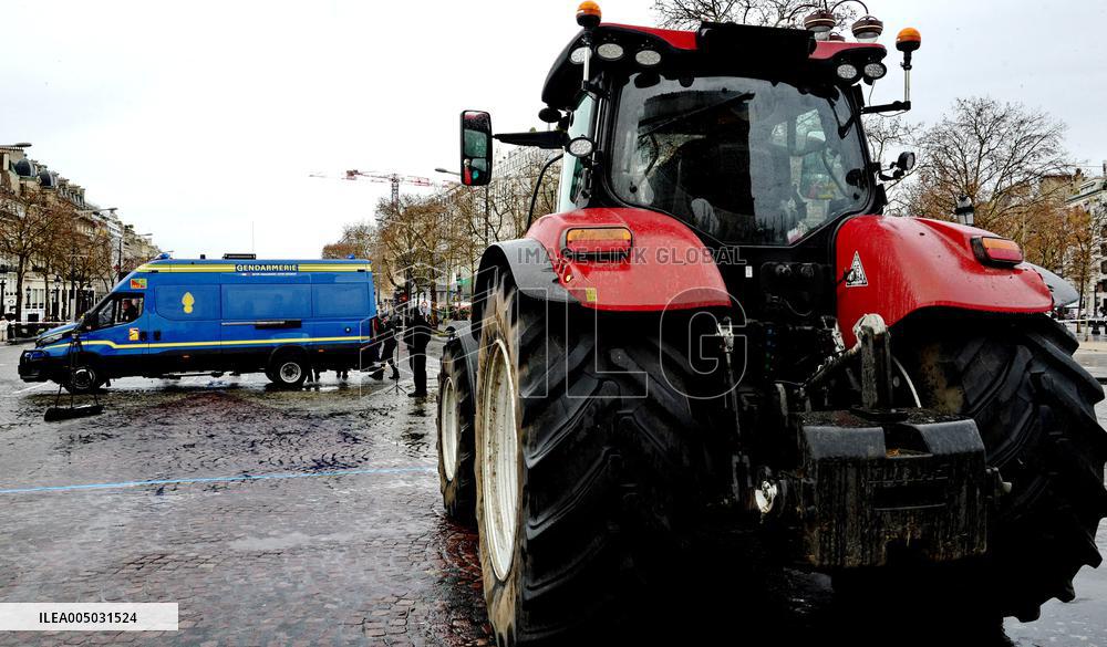 Several Dozen Farmers From The Coordination Rurale Arriving In Paris
