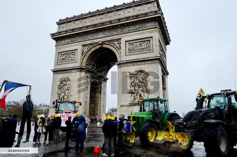 Several Dozen Farmers From The Coordination Rurale Arriving In Paris