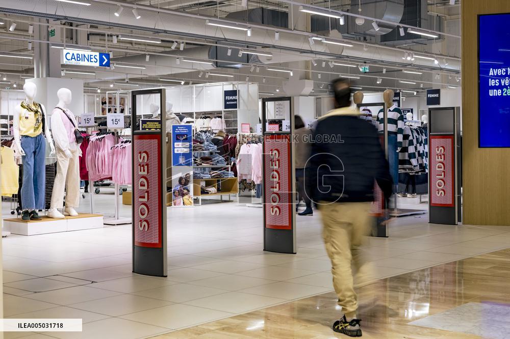 2026 Winter Sales Illustration - France