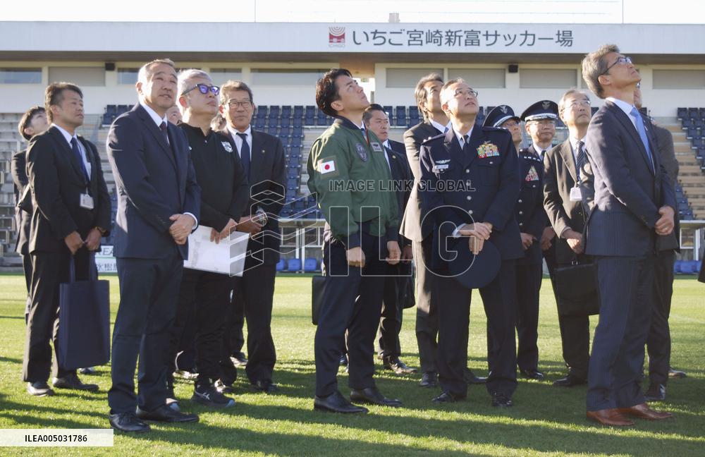 Japan defense chief visits base in Miyazaki Pref.