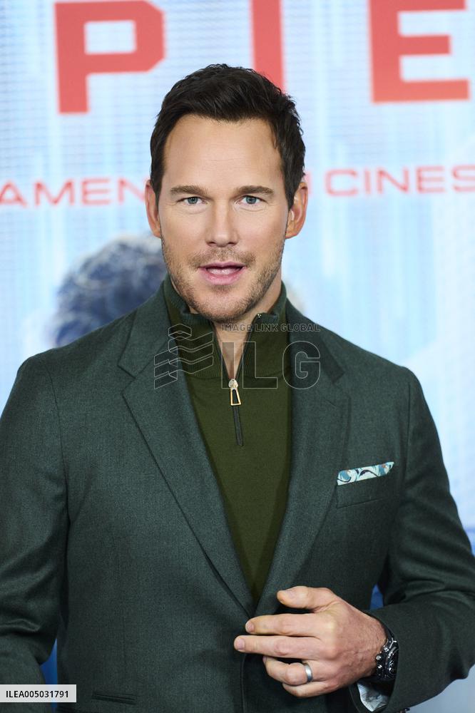 Chris Pratt At Mercy Photocall - Madrid