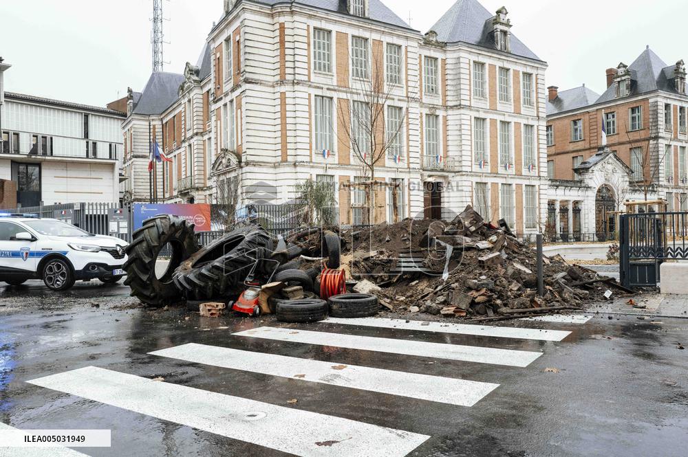 Farmers Dump Trash In Front Of Montauban Prefecture - France