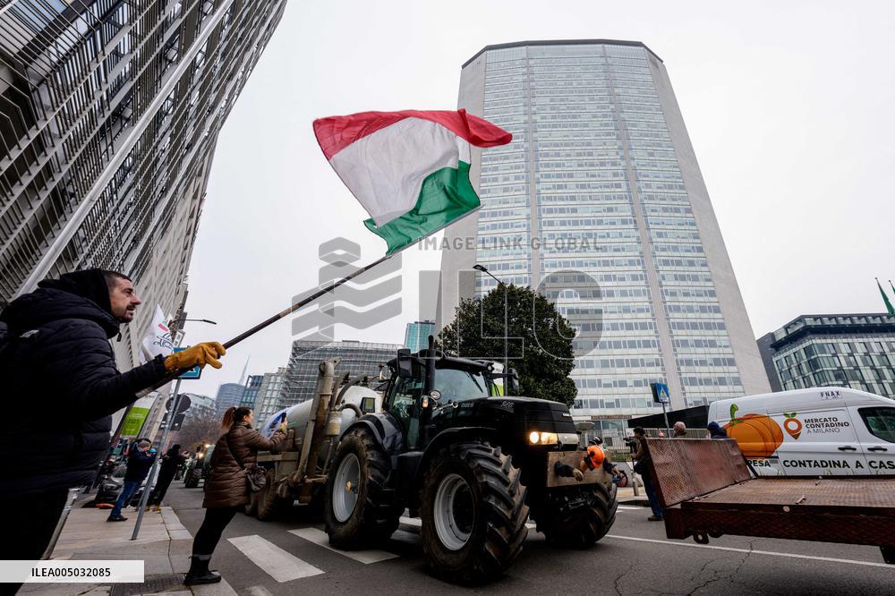Manifestazione agricoltori in piazza duca d’Aosta contro approvazione del trattato Mercosu