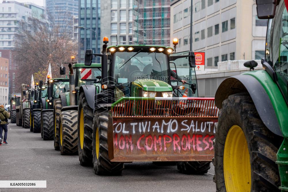Manifestazione agricoltori in piazza duca d’Aosta contro approvazione del trattato Mercosu