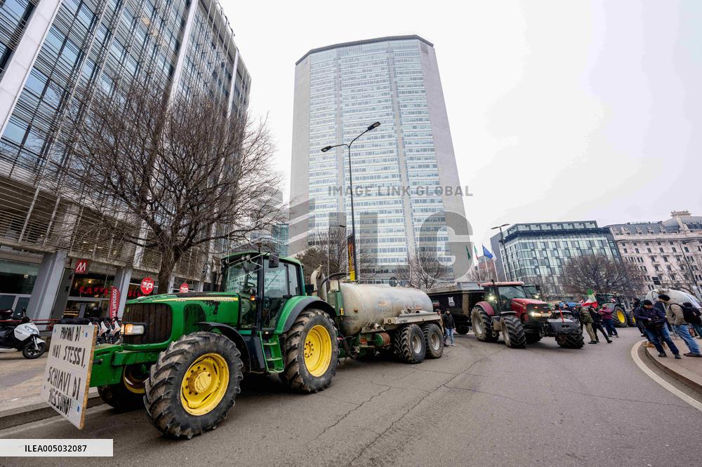 Manifestazione agricoltori in piazza duca d’Aosta contro approvazione del trattato Mercosu