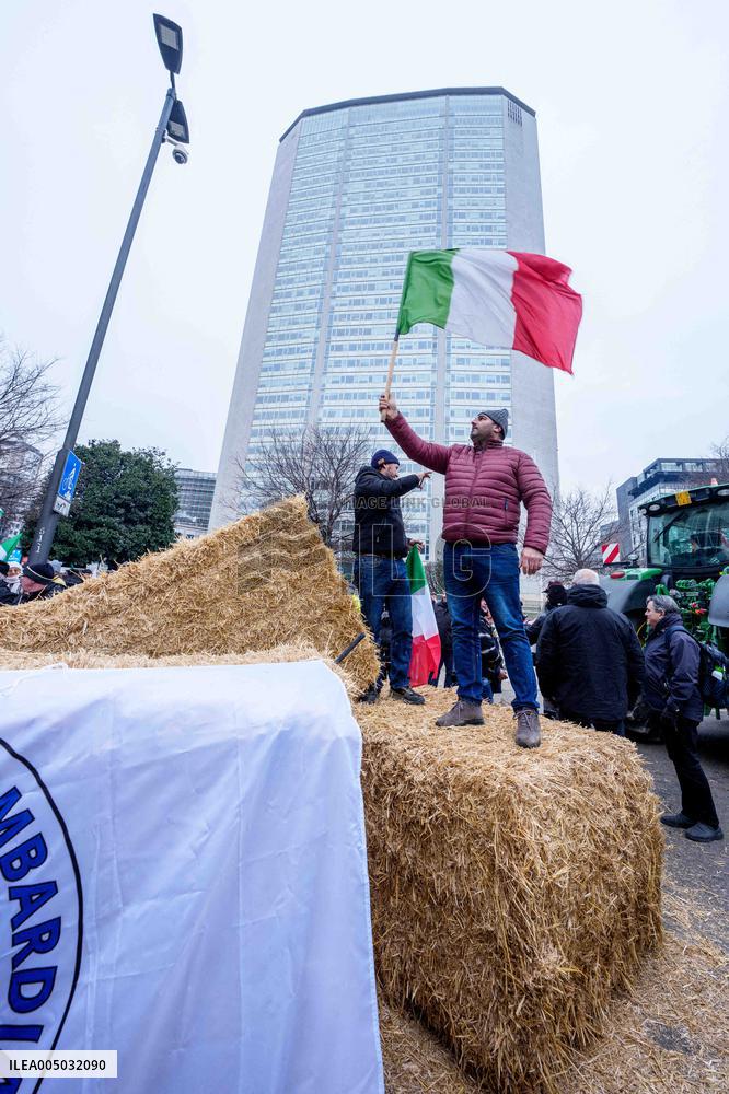 Manifestazione agricoltori in piazza duca d’Aosta contro approvazione del trattato Mercosu
