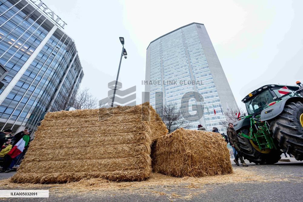 Manifestazione agricoltori in piazza duca d’Aosta contro approvazione del trattato Mercosu