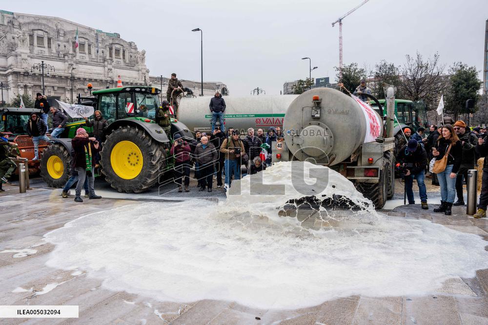 Manifestazione agricoltori in piazza duca d’Aosta contro approvazione del trattato Mercosu