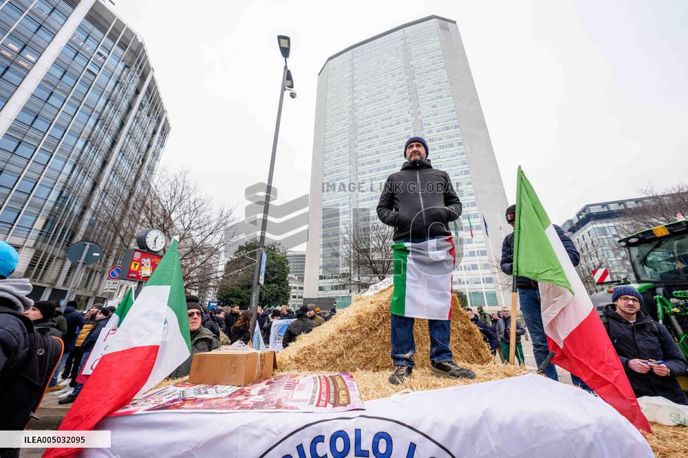Manifestazione agricoltori in piazza duca d’Aosta contro approvazione del trattato Mercosu