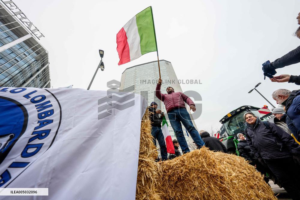Manifestazione agricoltori in piazza duca d’Aosta contro approvazione del trattato Mercosu