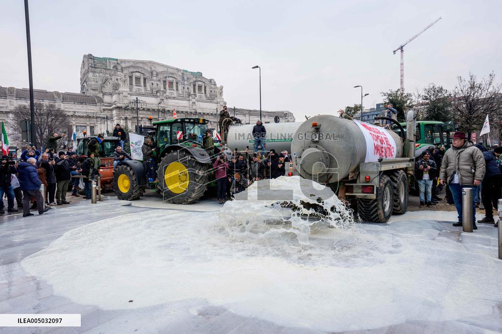 Manifestazione agricoltori in piazza duca d’Aosta contro approvazione del trattato Mercosu