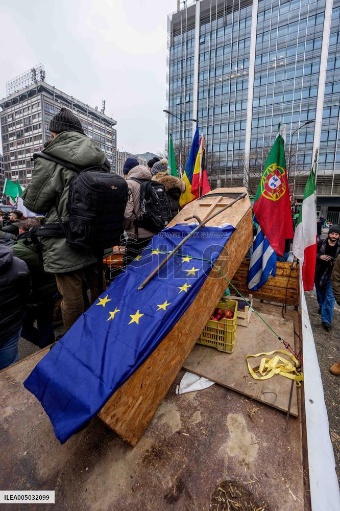 Manifestazione agricoltori in piazza duca d’Aosta contro approvazione del trattato Mercosu