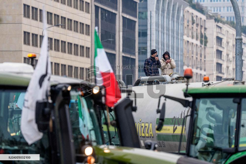 Manifestazione agricoltori in piazza duca d’Aosta contro approvazione del trattato Mercosu