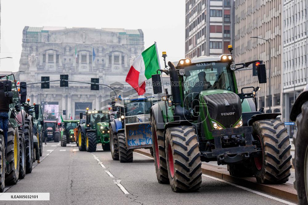 Manifestazione agricoltori in piazza duca d’Aosta contro approvazione del trattato Mercosu