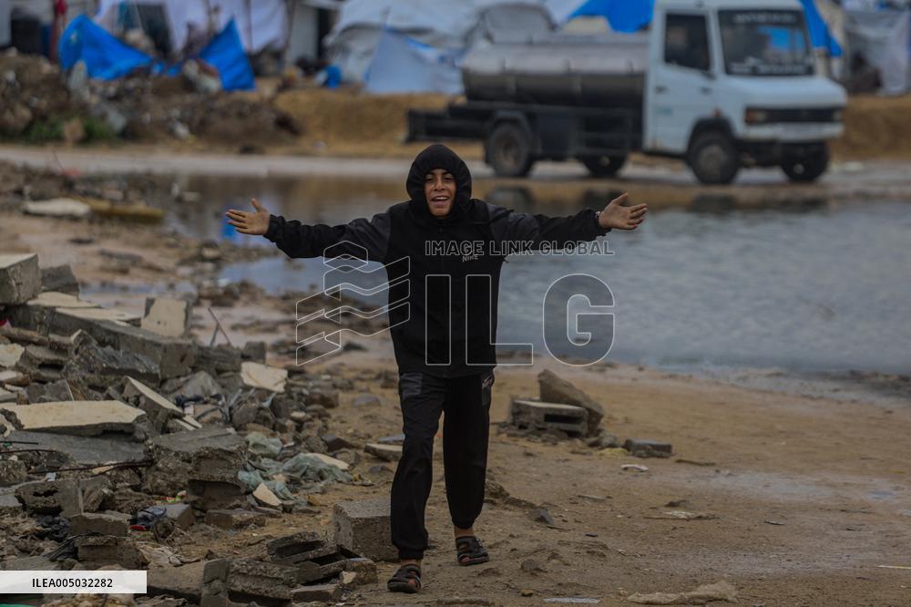 Winter Hits Northern Gaza Amid Humanitarian Crisis - Jabalia