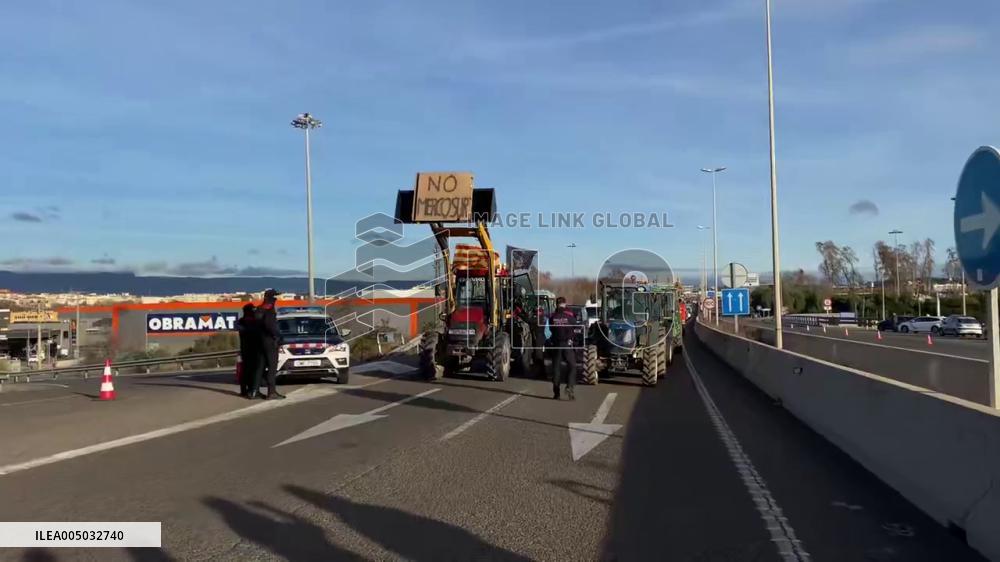 Spain: Farmers Block Roads in Catalonia Over EU-Mercosur Trade Deal