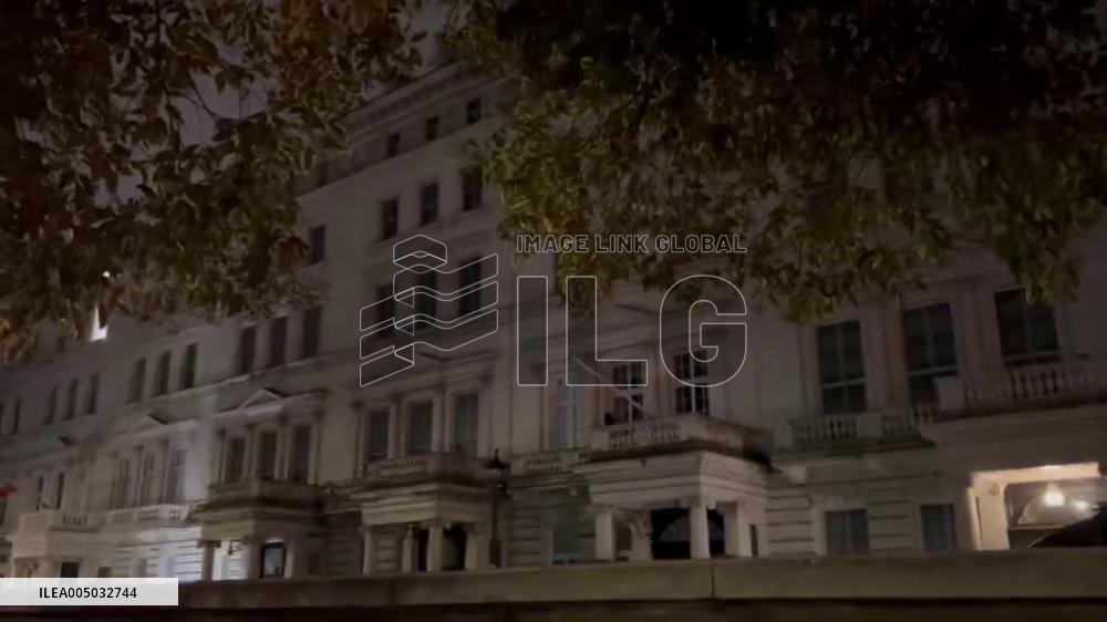 UK: Protester Replaces Iranian Flag With Pre-Revolution Flag at Iranian Embassy in London