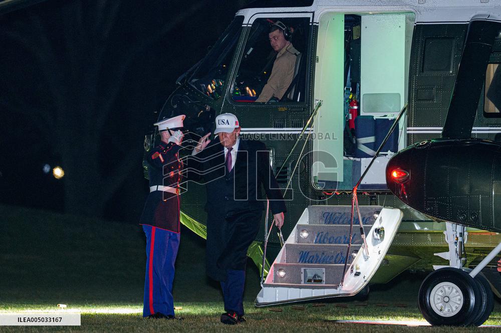 President Trump walks on the South Lawn - DC