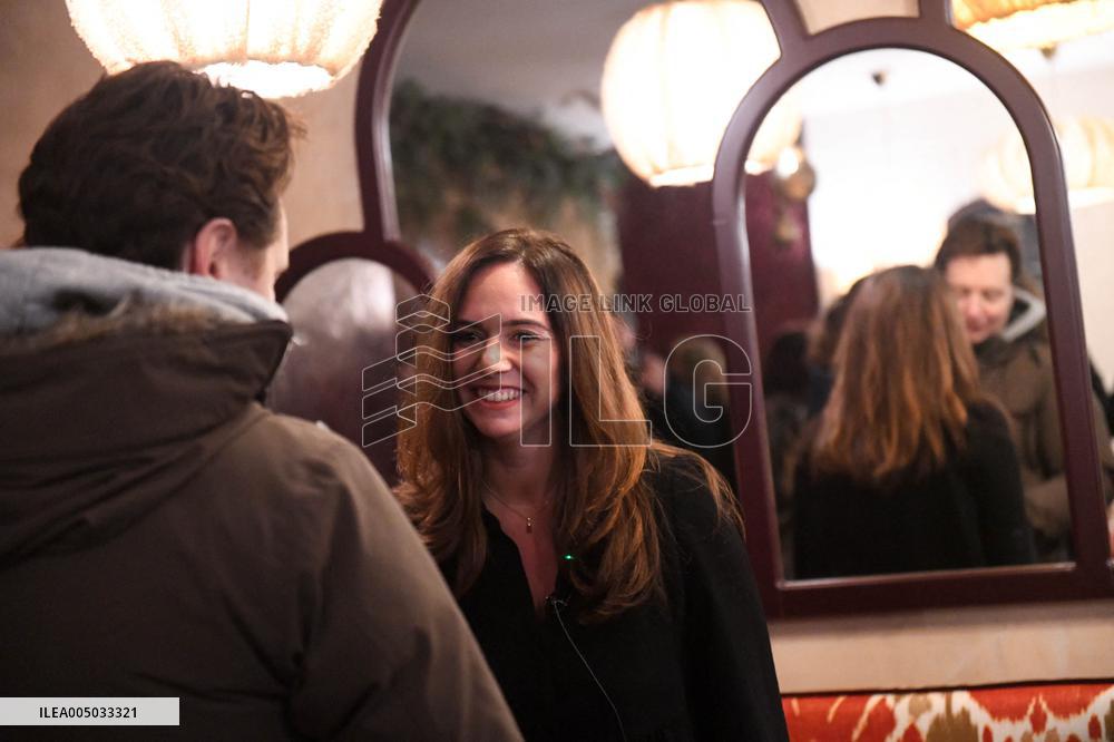 Sarah Knafo Meets Parisians At Cafe - Paris