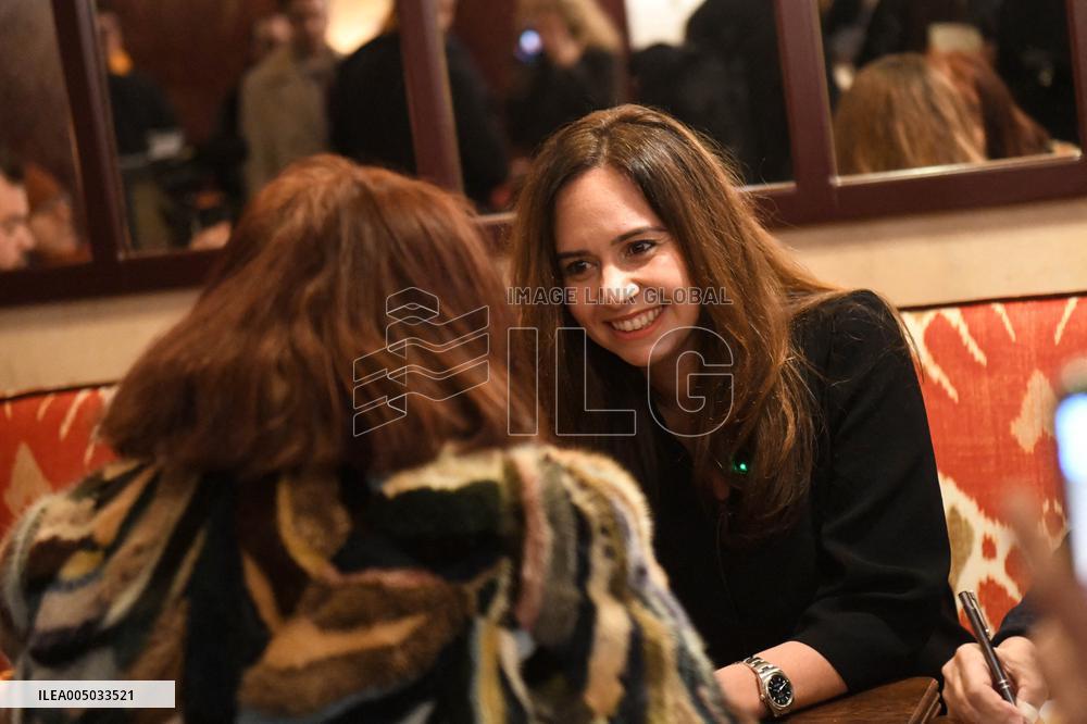 Sarah Knafo Meets Parisians At Cafe - Paris