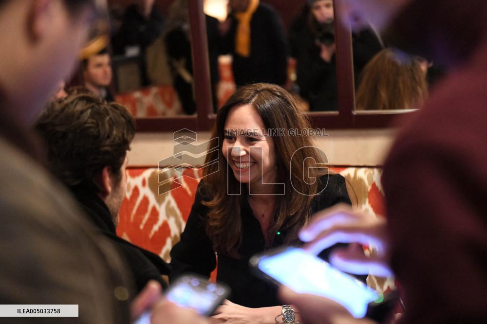 Sarah Knafo Meets Parisians At Cafe - Paris