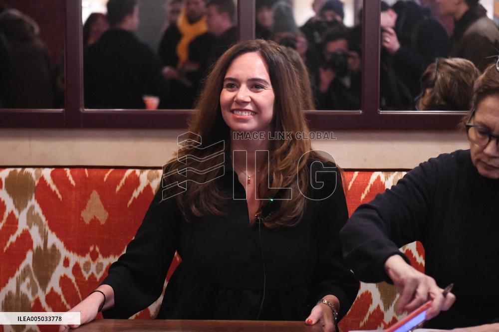 Sarah Knafo Meets Parisians At Cafe - Paris