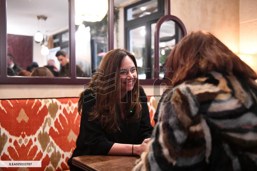 Sarah Knafo Meets Parisians At Cafe - Paris