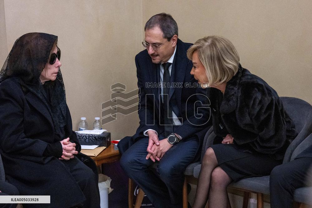 Rare Appearance Of Lebanese Singer Fayrouz At Her Son s Funeral - Bikfaya