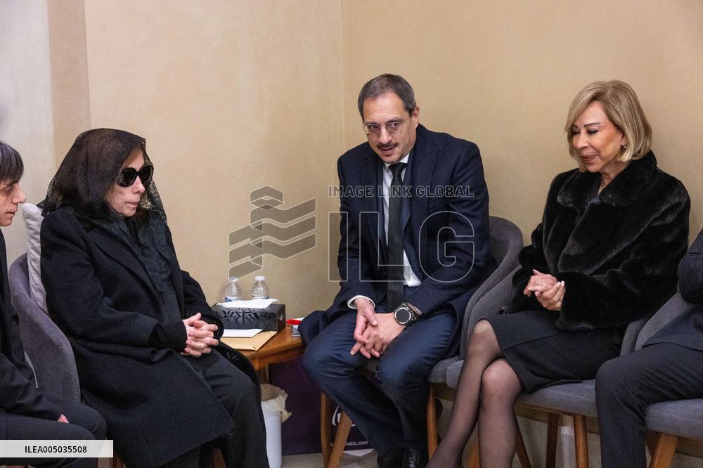 Rare Appearance Of Lebanese Singer Fayrouz At Her Son s Funeral - Bikfaya